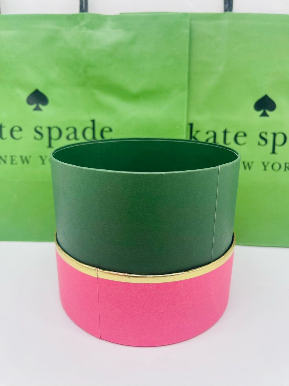 kate spade Hot Pink & Dark Green Round Gift Box with Gold Trim New - Picture 4 of 16